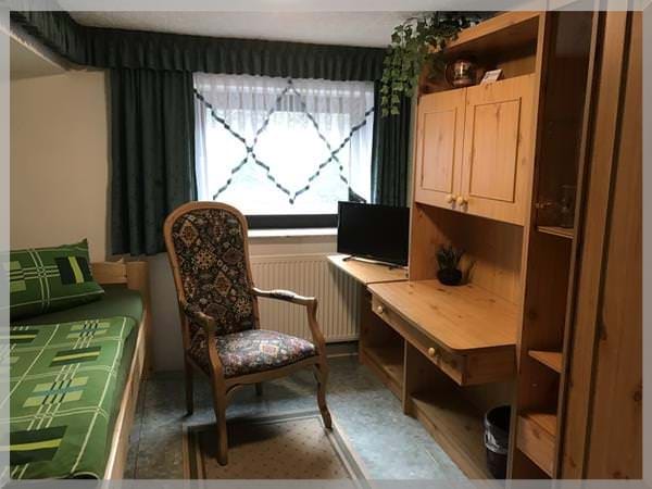 Grünes Zimmer Gästehaus Pension Deparade Altenburg – ruhige Unterkunft